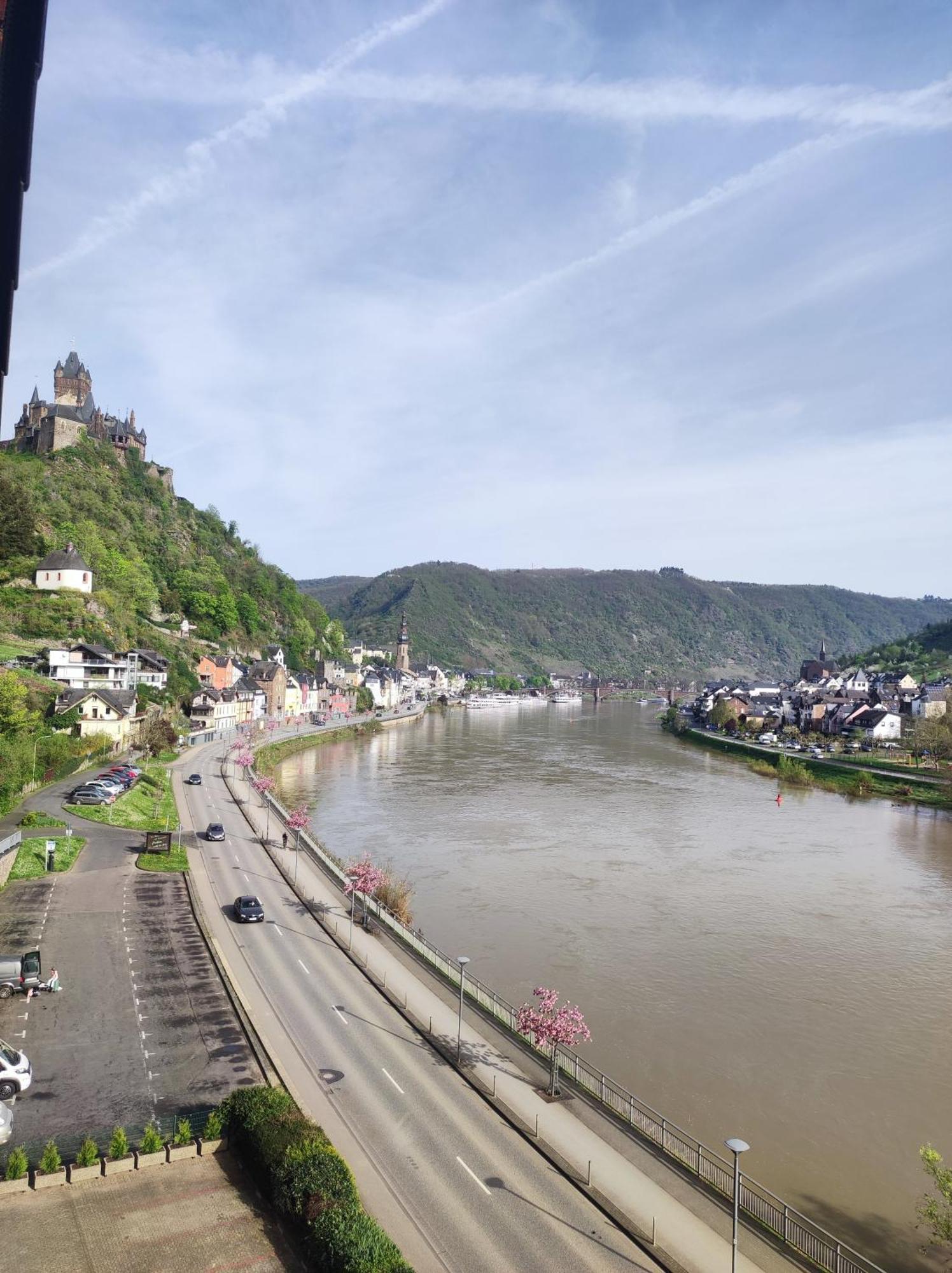 Panorama Oase Ferienwohnung Mit Blick Auf Mosel Und Reichsburg Cochem Bagian luar foto
